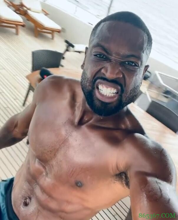 韦德晒训练动态腹肌显眼！球迷纷纷调侃：签湖人吧