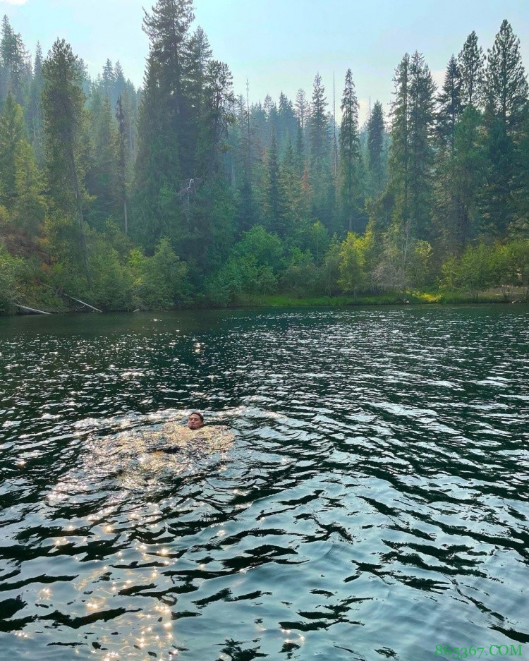 惬意！詹娜戴着奥运金牌和布克一同乘艇出游
