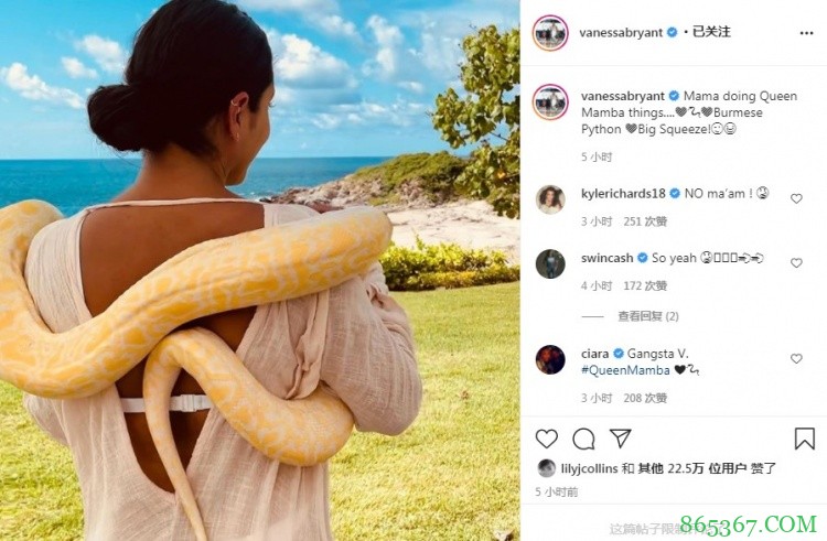 瓦妮莎晒与黄金蟒互动合照:曼巴女王