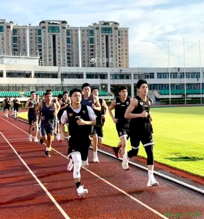 广东队首训教练组安排3200米晨跑 赵睿第一个冲过终点