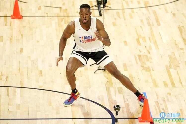 队记：76人计划签下53号秀查尔斯-贝西