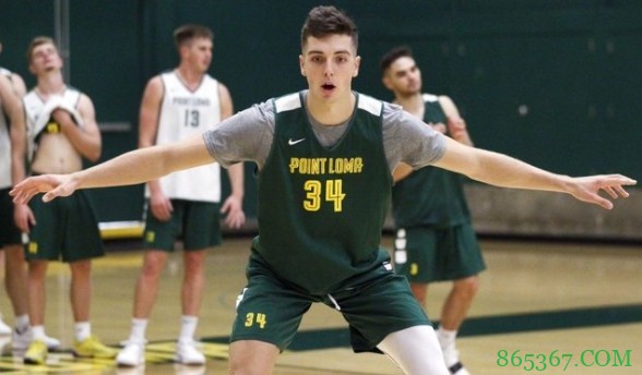 官方：鹈鹕与道顿-霍姆斯签下了一份双向合同