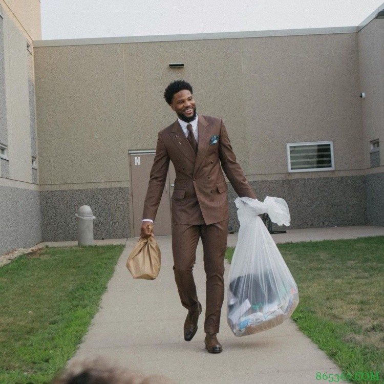 自由啦!马利克-比斯利晒出狱照:双手提家当 笑容满面