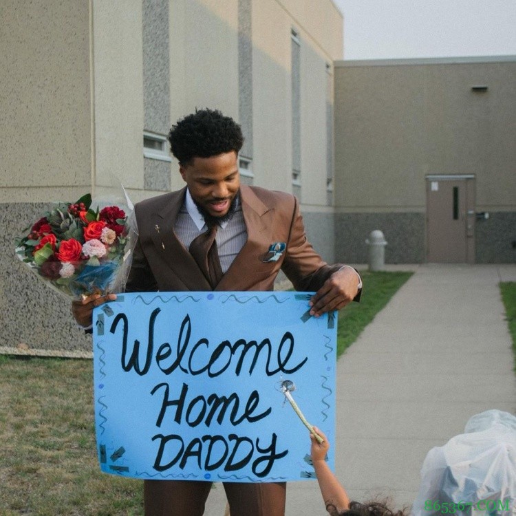 自由啦!马利克-比斯利晒出狱照:双手提家当 笑容满面