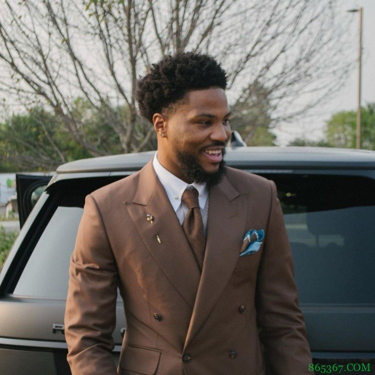 自由啦!马利克-比斯利晒出狱照:双手提家当 笑容满面