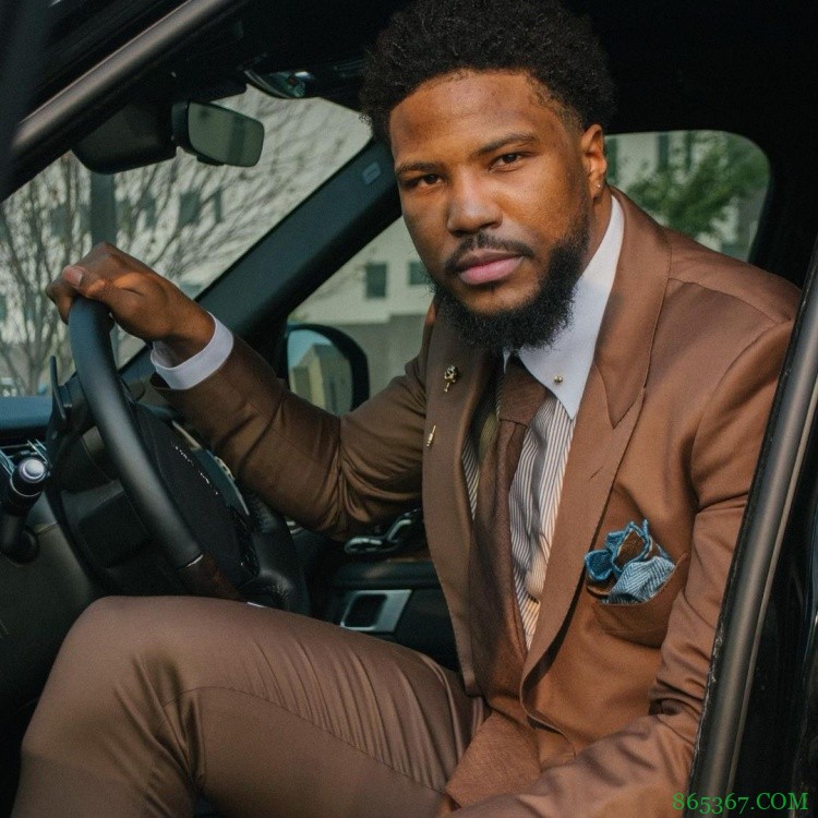 自由啦!马利克-比斯利晒出狱照:双手提家当 笑容满面