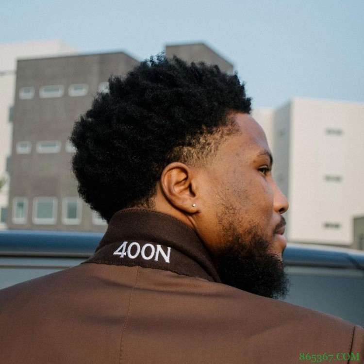 自由啦!马利克-比斯利晒出狱照:双手提家当 笑容满面