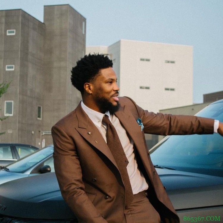 自由啦!马利克-比斯利晒出狱照:双手提家当 笑容满面