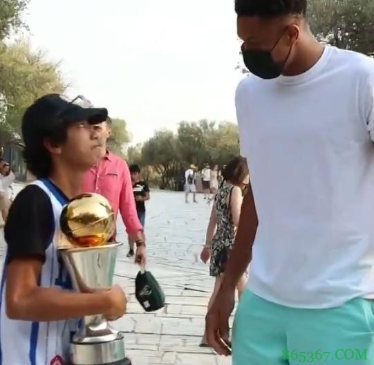 ?字母哥带总冠军+FMVP奖杯高调出街 大方借给小球迷合影