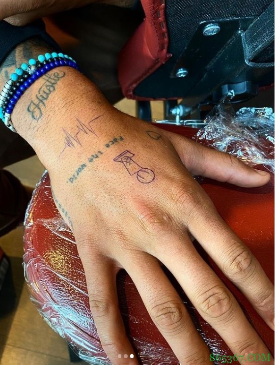 库兹马新增两处文身 手上图案为2020年湖人总冠军奖杯