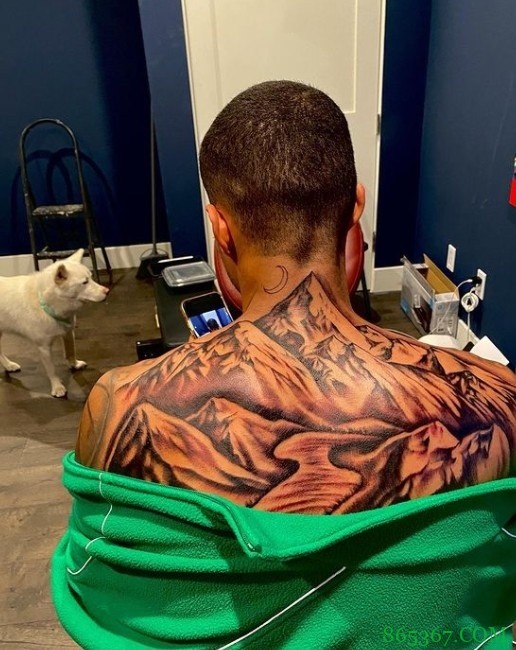 库兹马新增两处文身 手上图案为2020年湖人总冠军奖杯