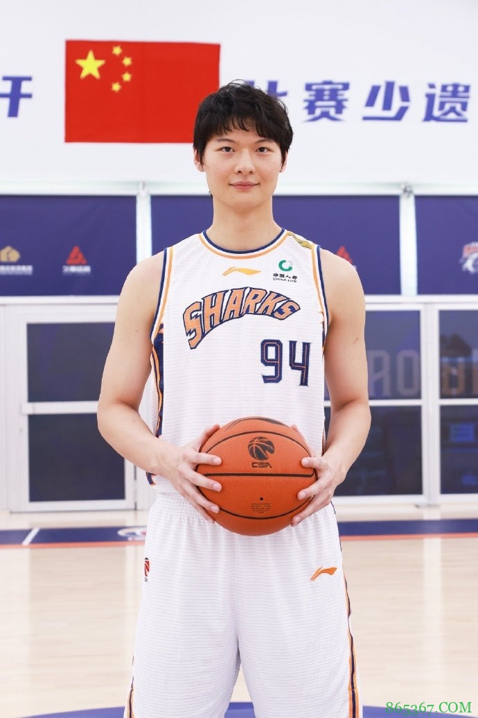 上海男篮官方：王哲林担任球队队长 可兰白克为副队长