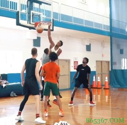 ?白边晒训练赛个人集锦:三分突破隔扣盖帽手到擒来!