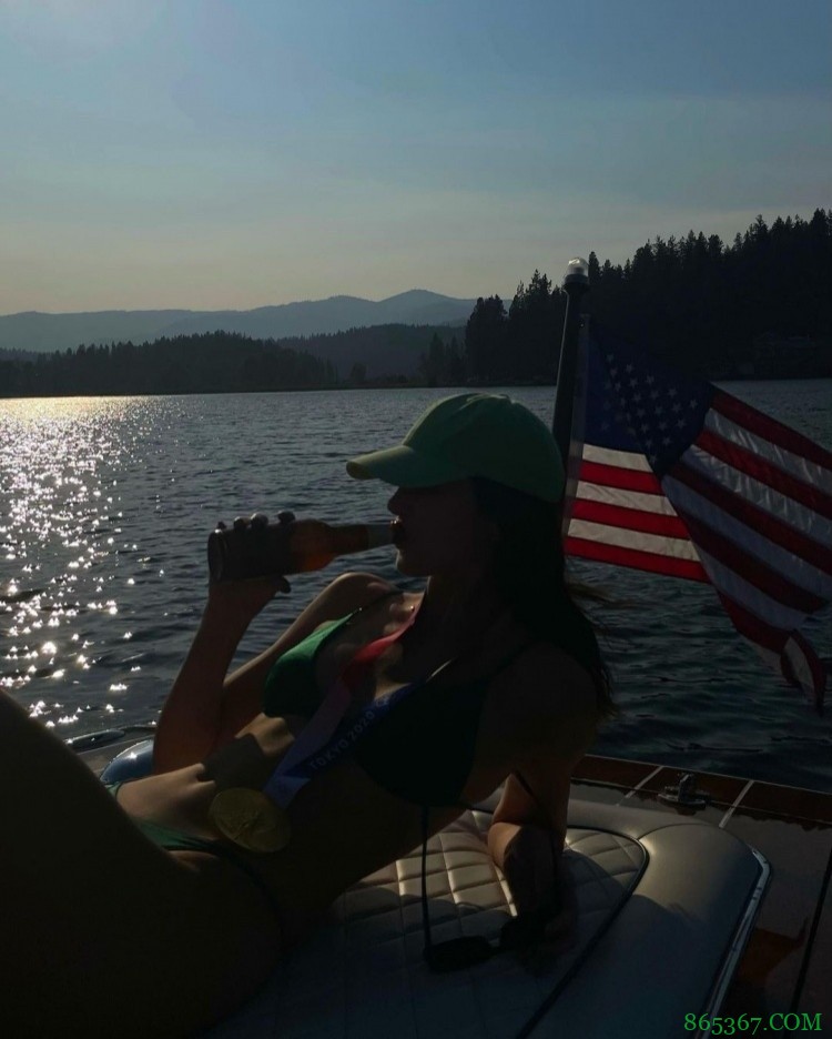 肯达尔-詹娜晒男友布克游艇度假照 右手指向天空&面带微笑