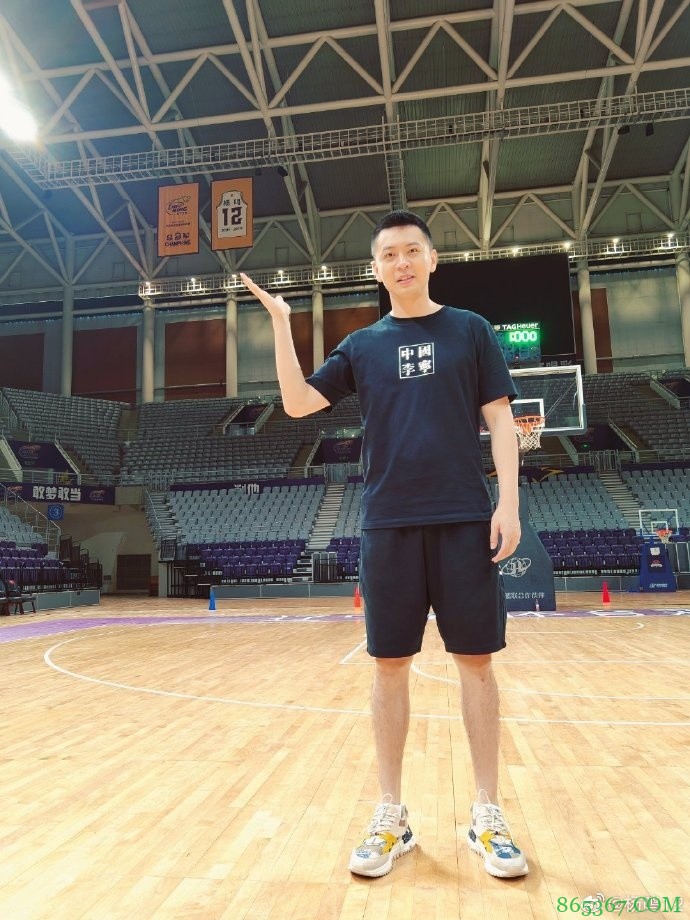 CBA冠军旗帜&12号退役球衣高挂!杨鸣:来到熟悉的场地备战