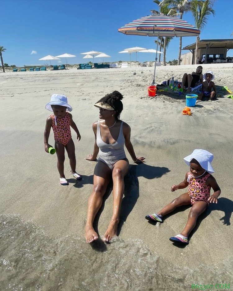 度假模式!威少带着全家海边游玩?