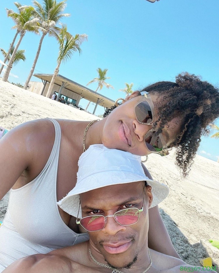 度假模式!威少带着全家海边游玩?