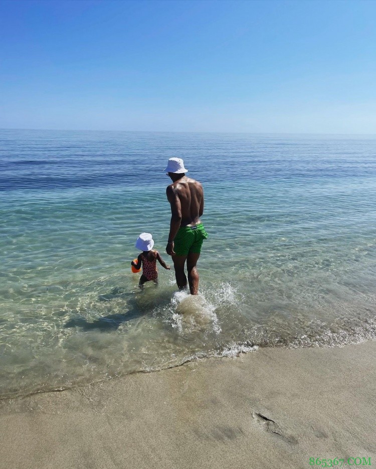 度假模式!威少带着全家海边游玩?