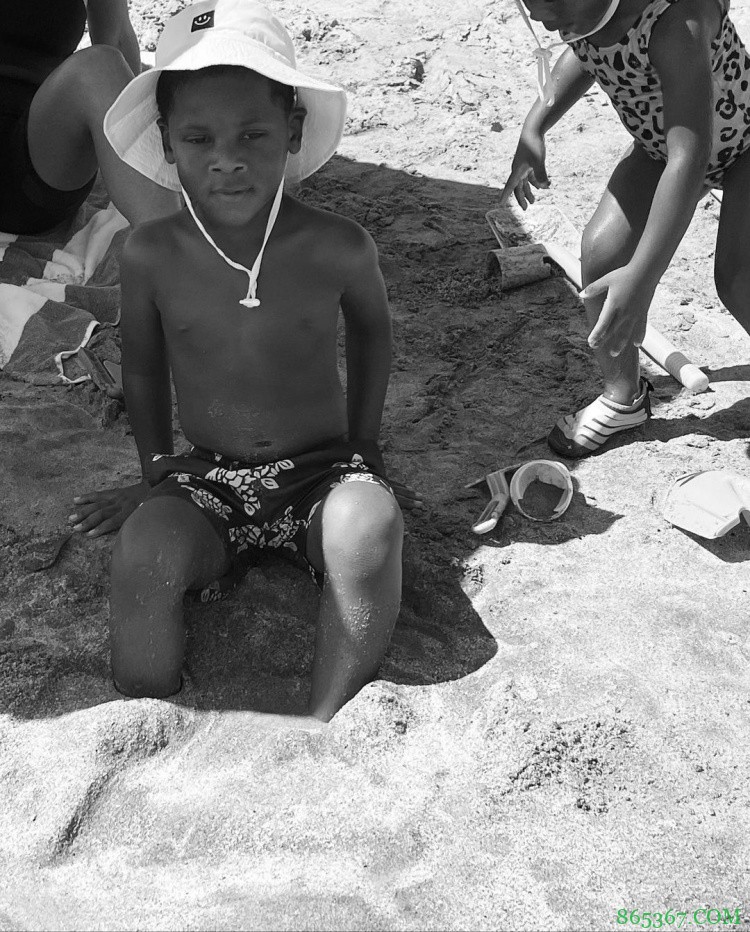 度假模式!威少带着全家海边游玩?