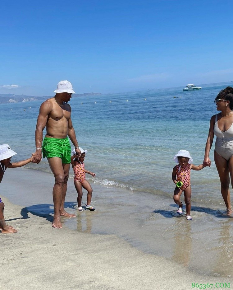 度假模式!威少带着全家海边游玩?