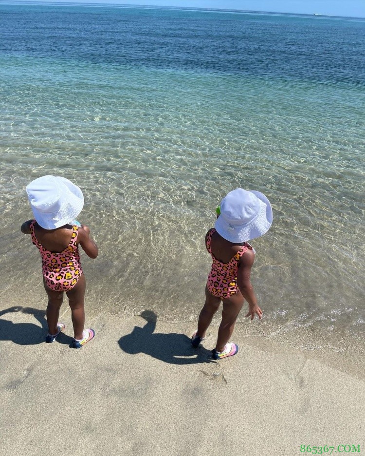 度假模式！威少带着全家海边游玩?