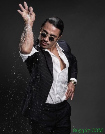 网红“撒盐哥”INS晒与东契奇合影 后者转发