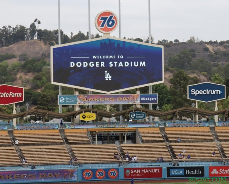 MLB洛杉矶道奇队举办湖人日活动 威少开球 隆多现身场边