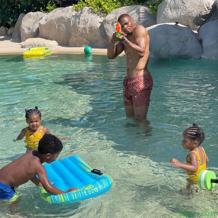 信不信我呲你?威少INS晒全家出游照 水枪瞩目