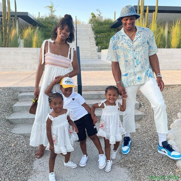 信不信我呲你?威少INS晒全家出游照 水枪瞩目