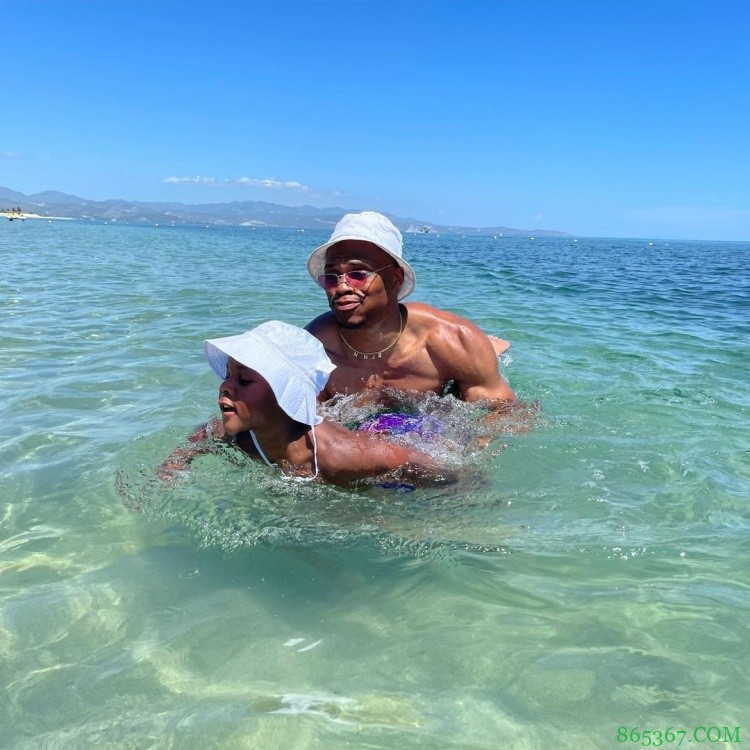 信不信我呲你?威少INS晒全家出游照 水枪瞩目