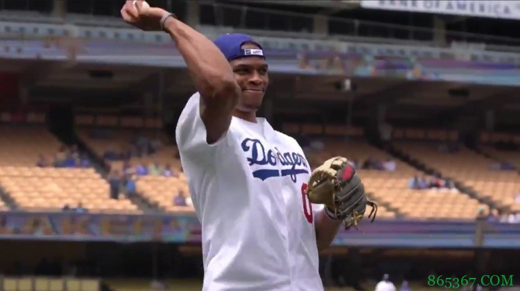 MLB洛杉矶道奇队举办湖人日活动 威少开球 隆多现身场边