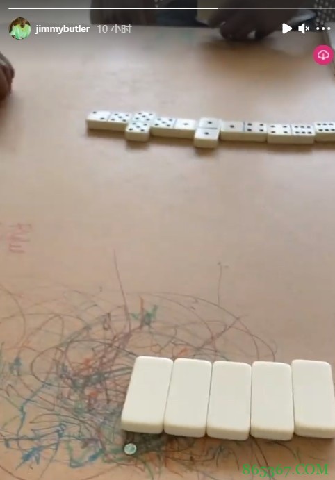 巴特勒更新社媒晒自己与朋友打多米诺骨牌
