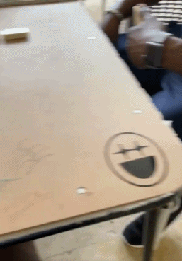 巴特勒更新社媒晒自己与朋友打多米诺骨牌