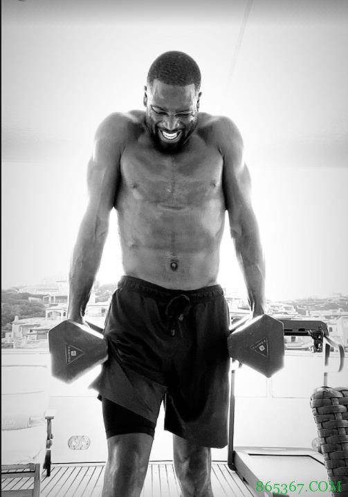 这身材...馋了馋了!韦德INS晒多张举铁照