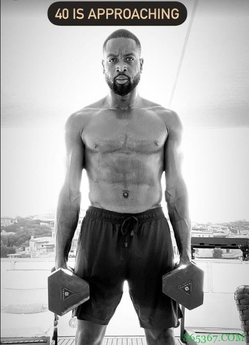 这身材...馋了馋了!韦德INS晒多张举铁照