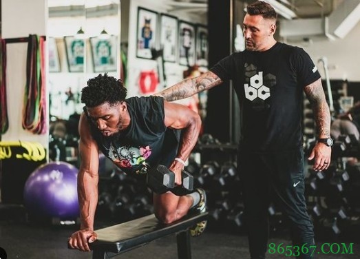 期待进化！训练师晒出米切尔苦练照片