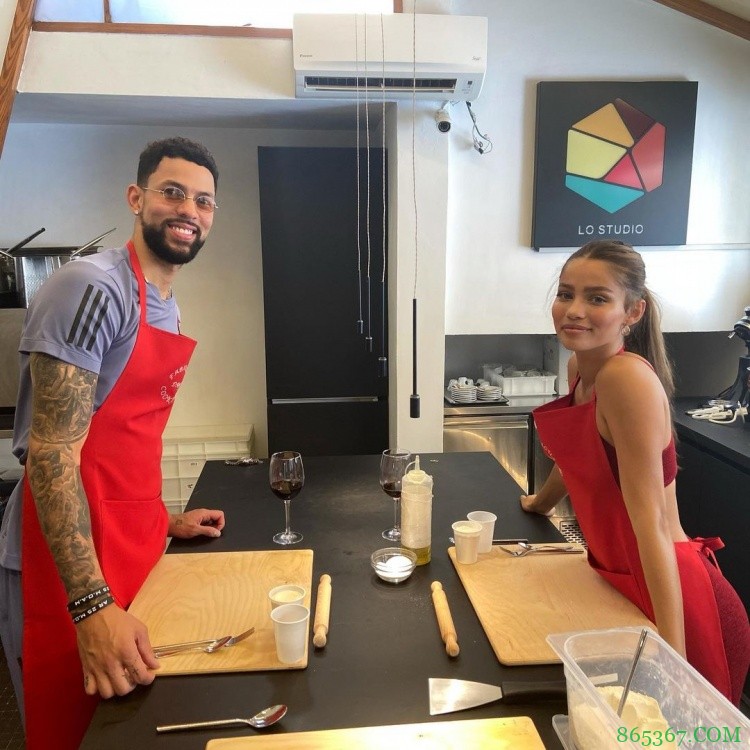 小里弗斯与妻子在意大利度假：罗马是真实的