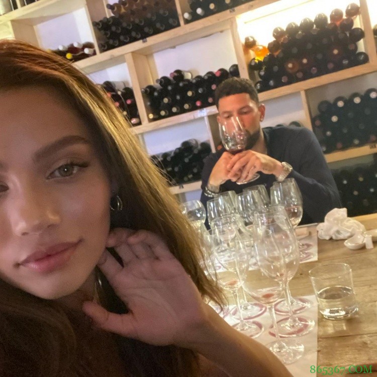 小里弗斯与妻子在意大利度假：罗马是真实的