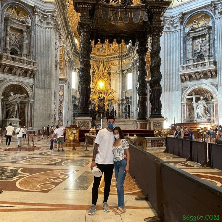 小里弗斯与妻子在意大利度假：罗马是真实的