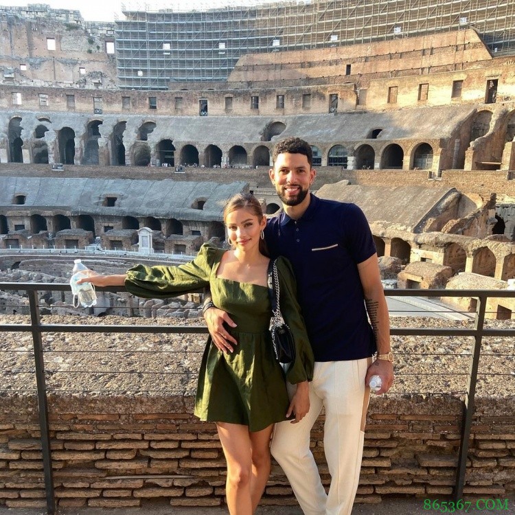 小里弗斯与妻子在意大利度假：罗马是真实的