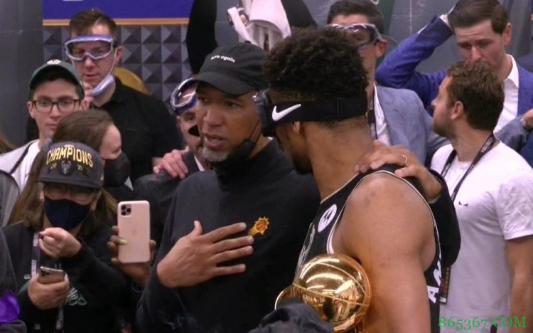 蒙蒂谈总决赛输球后前往雄鹿更衣室祝贺:以为要去的是办公室