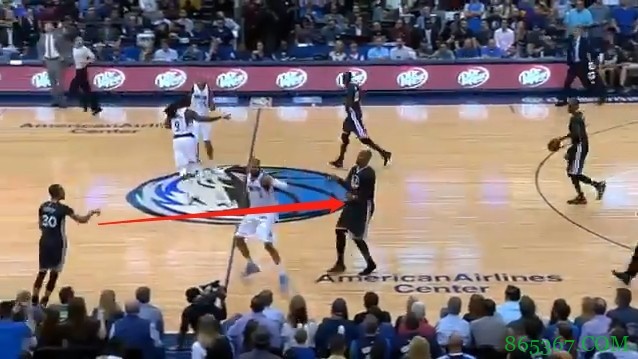 钱德勒点赞!球迷晒“拳王”钱德勒昔日抢断库里传鞋经典镜头