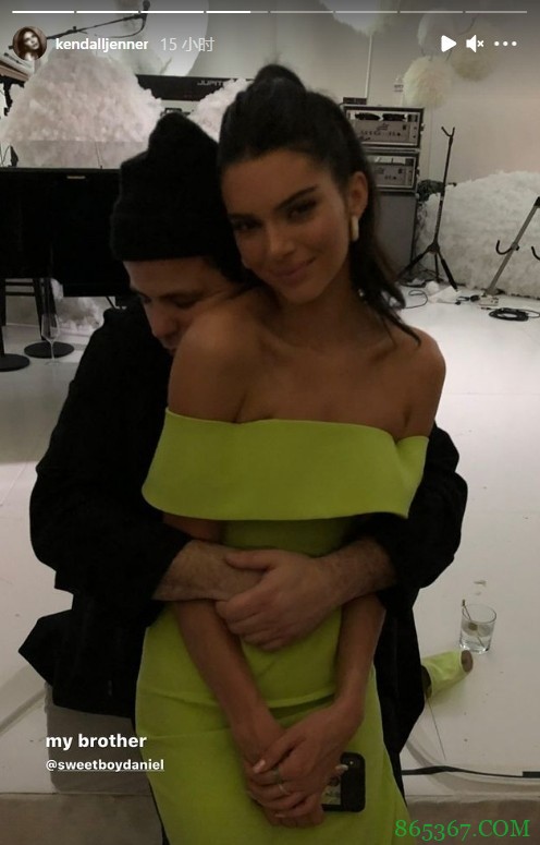 詹娜更新社媒晒与好友亲密合照：这是我哥