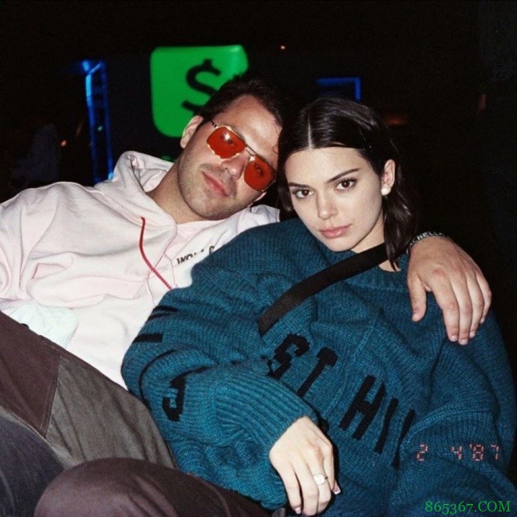 詹娜更新社媒晒与好友亲密合照：这是我哥