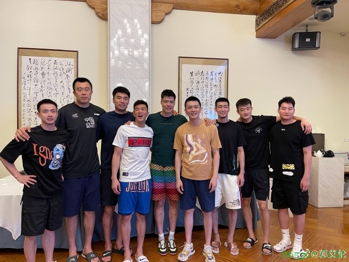 郭艾伦晒聚餐照:贺哥要离队了 我们这代人的青春要结束了