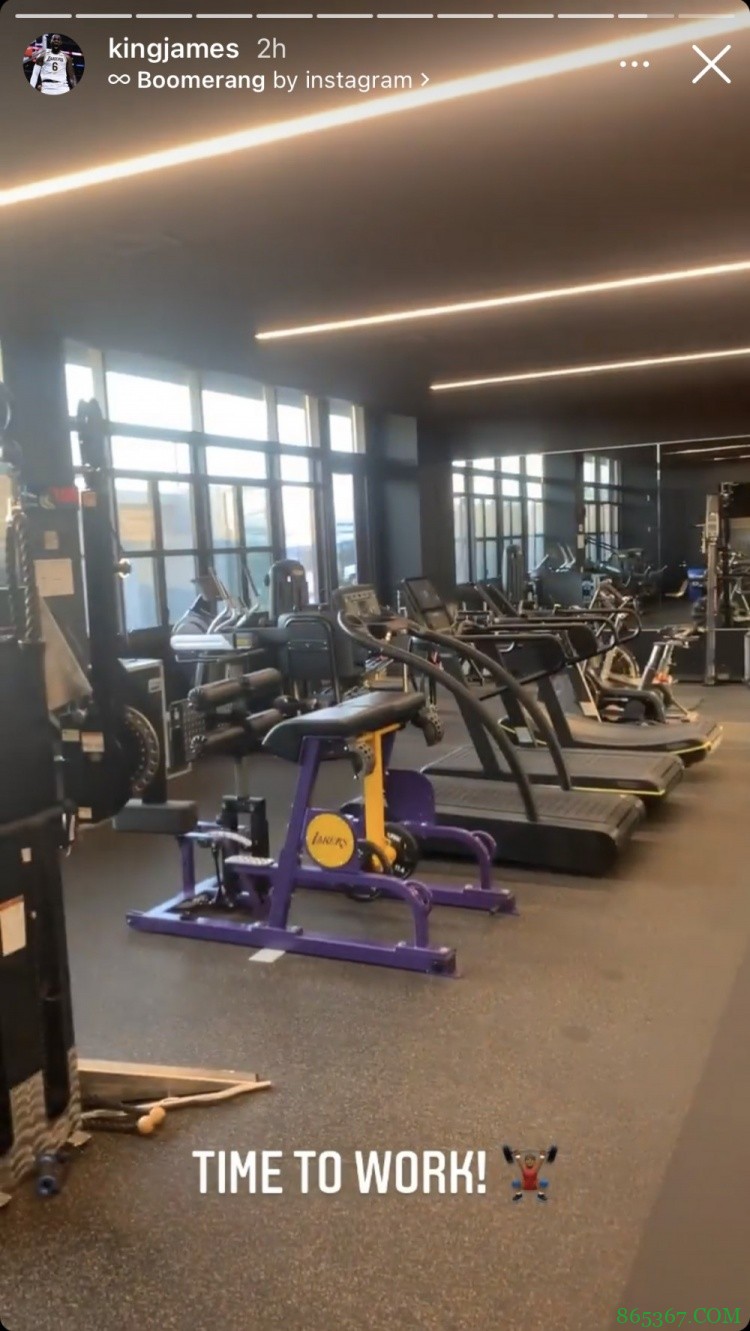 詹姆斯训练间隙晒自拍 卖萌模仿emoji?