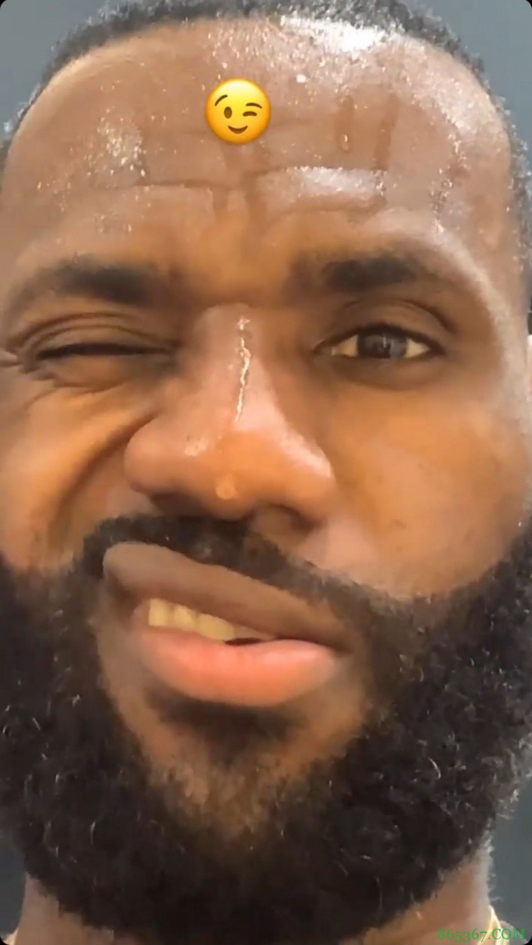 詹姆斯训练间隙晒自拍 卖萌模仿emoji?