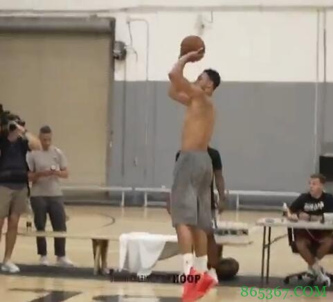 美媒晒西蒙斯训练赛集锦：多记丝滑跳投 后仰撤步三分无所不能