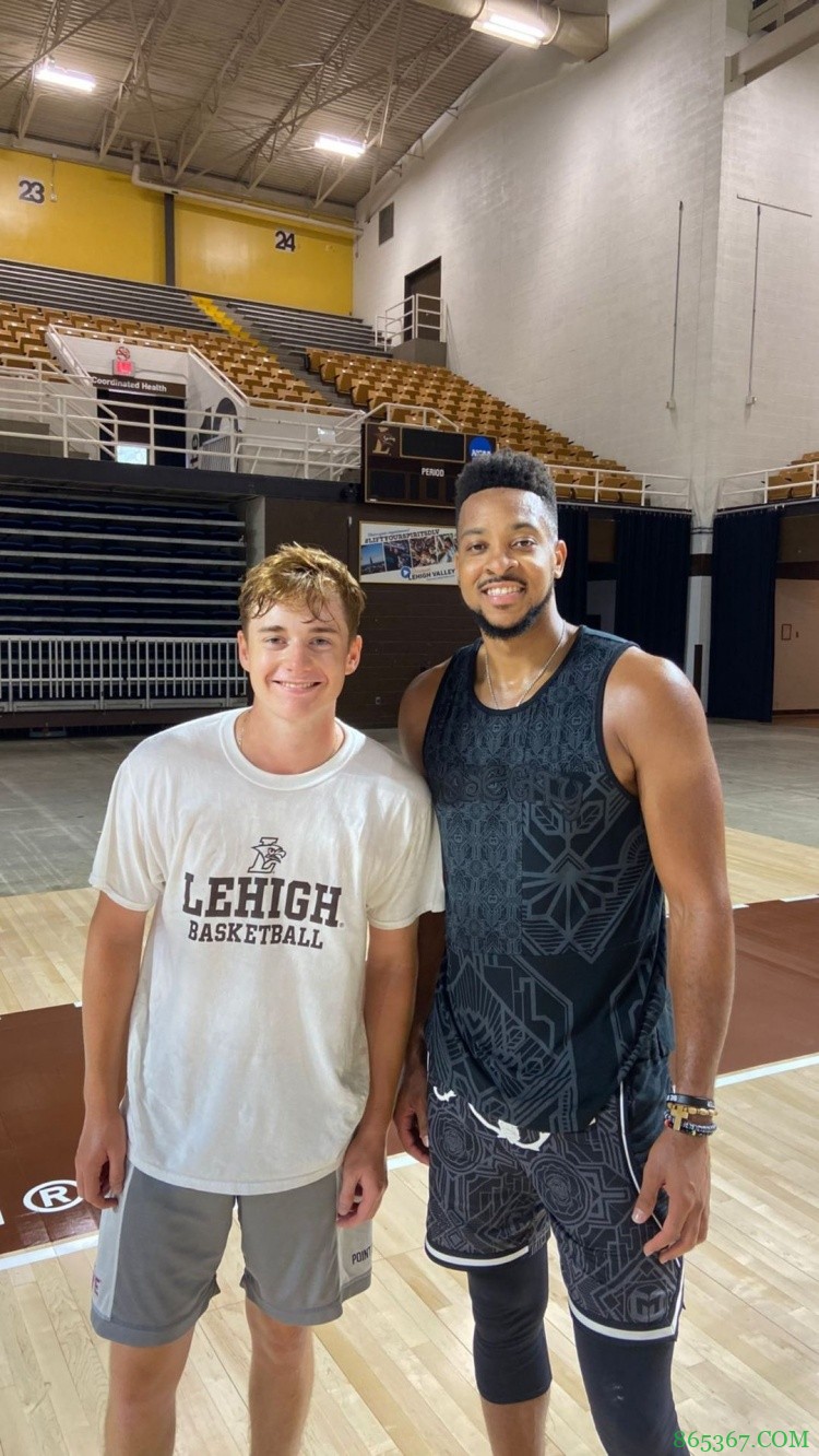 袜子有问题啊！CJ回母校理海大学训练晒照：谢谢款待