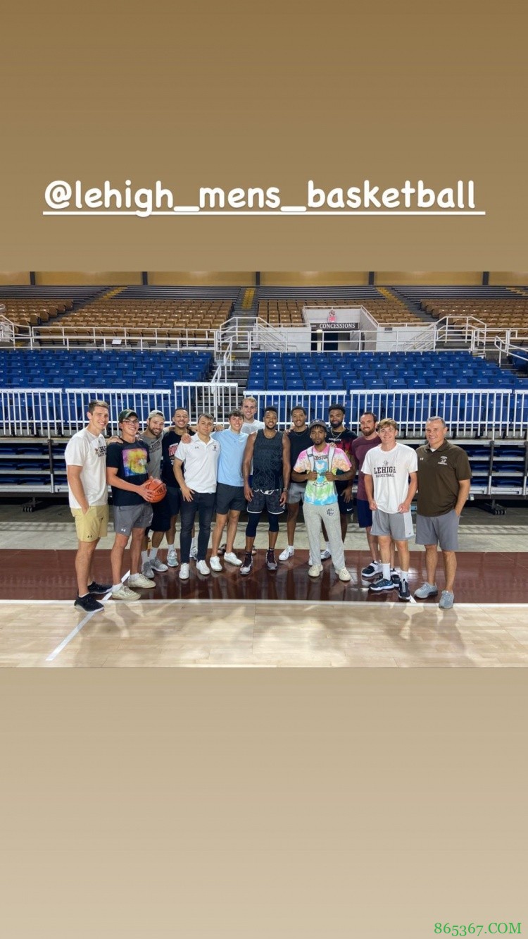 袜子有问题啊！CJ回母校理海大学训练晒照：谢谢款待